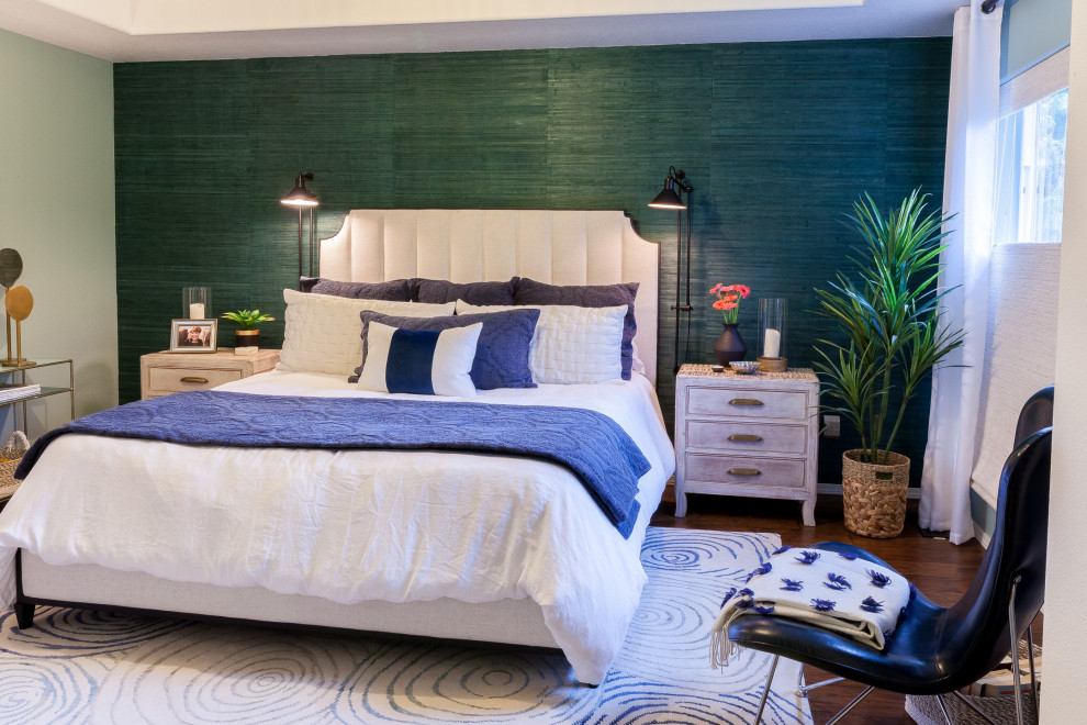На фото: хозяйская спальня среднего размера в стиле неоклассика (современная классика) с белыми стенами, темным паркетным полом, кессонным потолком и обоями на стенах с
