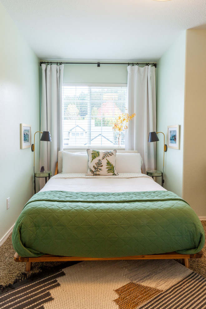 Источник вдохновения для домашнего уюта: маленькая гостевая спальня (комната для гостей) в стиле неоклассика (современная классика) с зелеными стенами, ковровым покрытием и коричневым полом для на участке и в саду