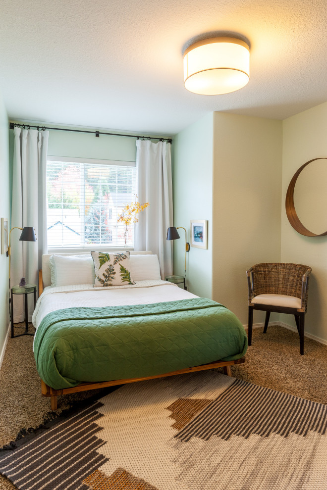 Kleines Klassisches Gästezimmer mit grüner Wandfarbe, Teppichboden und braunem Boden in Portland