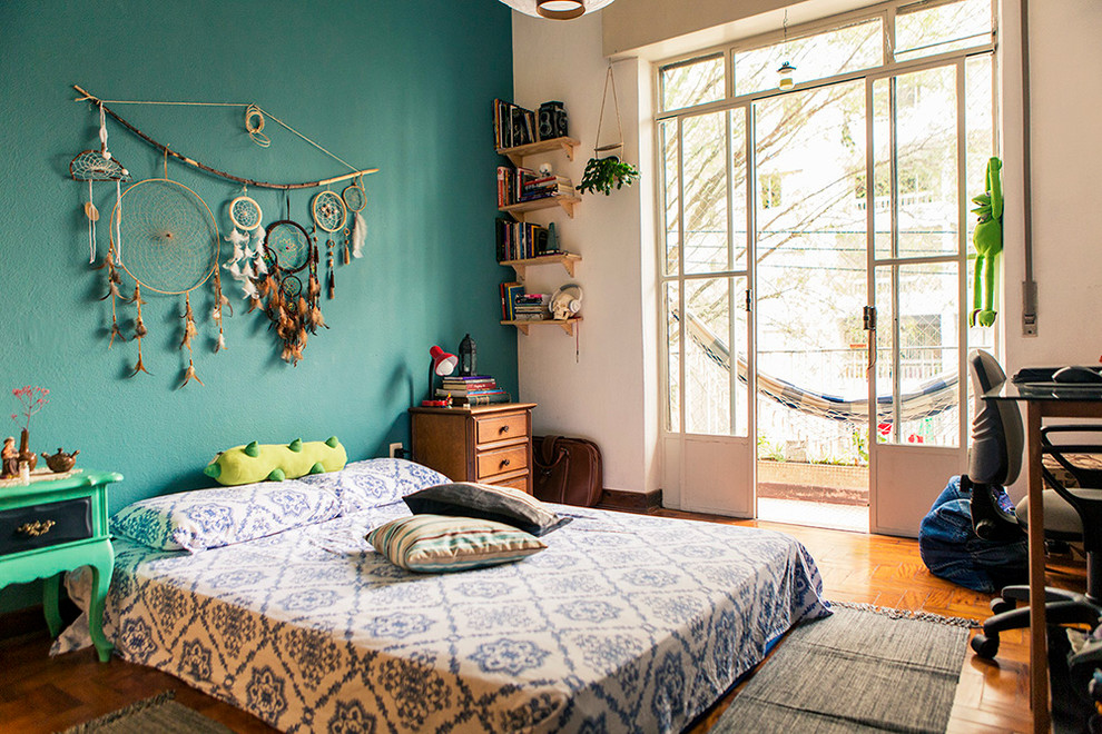 На фото: хозяйская спальня среднего размера в современном стиле с синими стенами и светлым паркетным полом