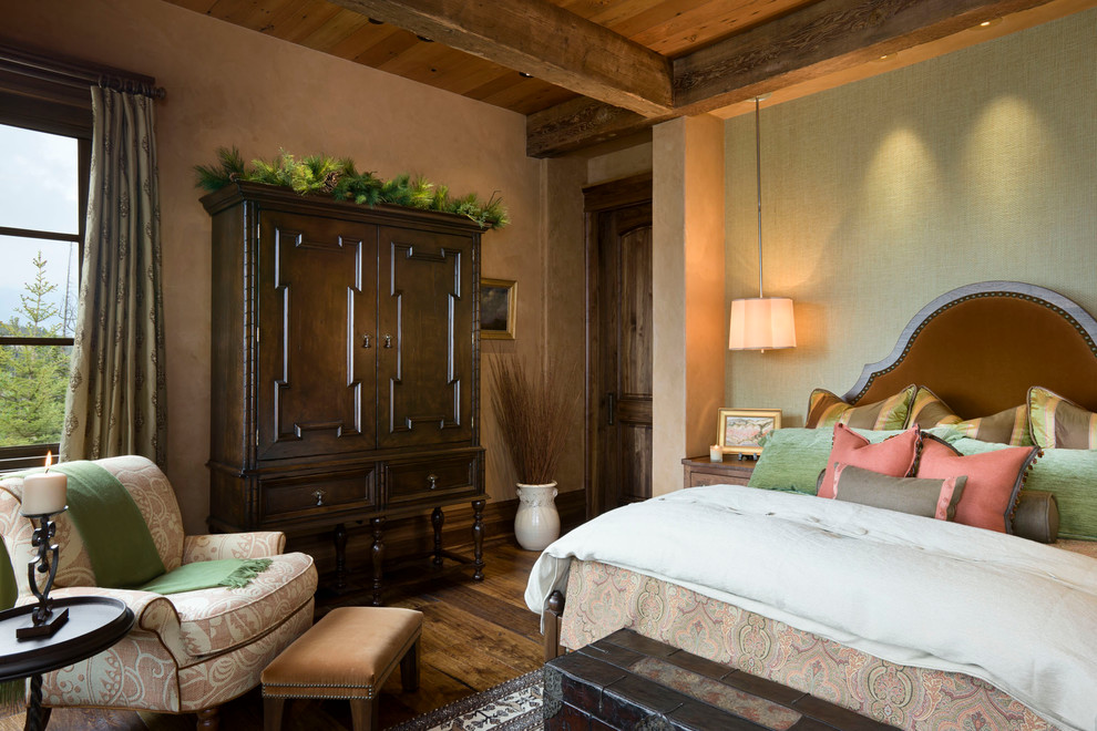 Свежая идея для дизайна: спальня в стиле рустика с коричневыми стенами - отличное фото интерьера