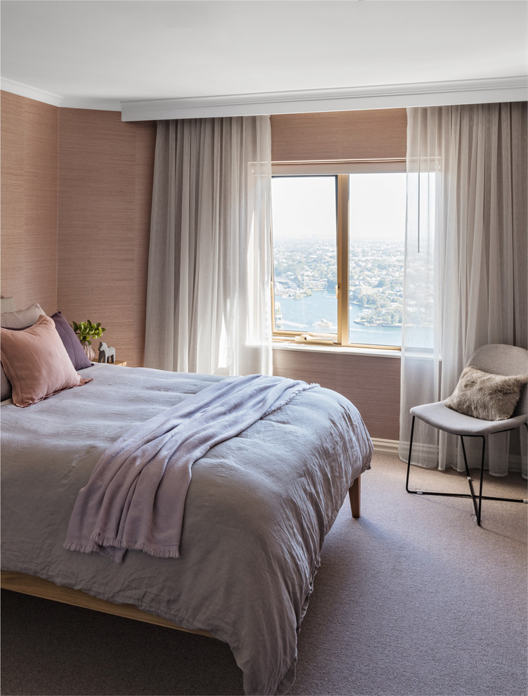 シドニーにあるトランジショナルスタイルのおしゃれな客用寝室 (ピンクの壁、カーペット敷き、グレーの床) のレイアウト