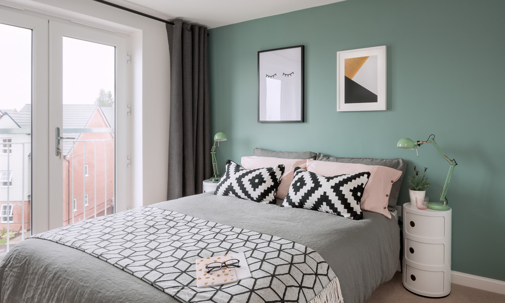 Идея дизайна: гостевая спальня (комната для гостей), среднего размера в современном стиле с зелеными стенами, ковровым покрытием и бежевым полом