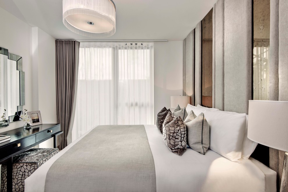 Свежая идея для дизайна: гостевая спальня (комната для гостей), среднего размера в стиле неоклассика (современная классика) с белыми стенами и тюлем - отличное фото интерьера