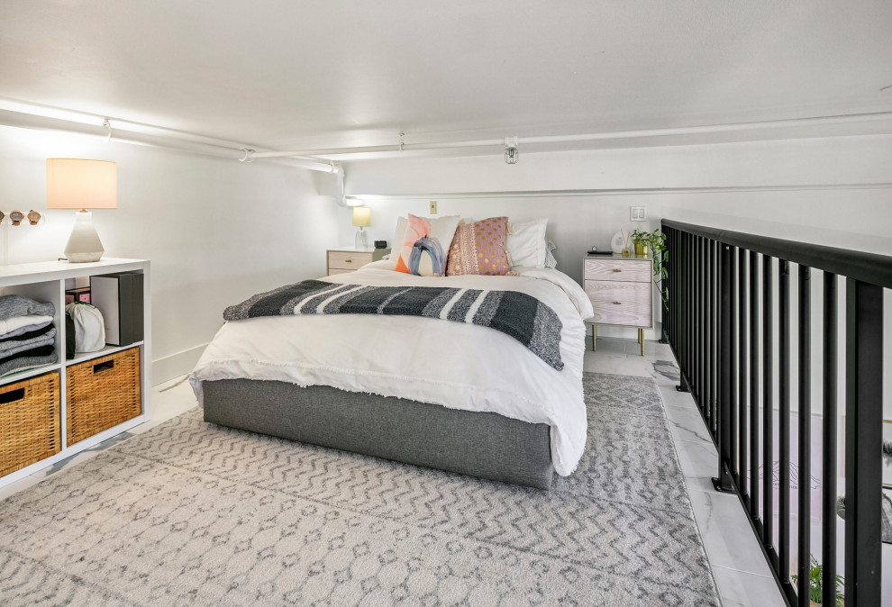 シアトルにある小さなトランジショナルスタイルのおしゃれなロフト寝室 (白い壁、大理石の床、白い床) のインテリア