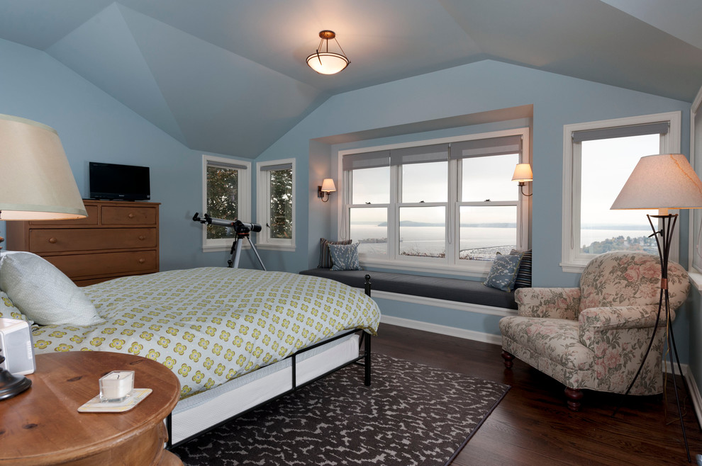 На фото: спальня в классическом стиле с синими стенами и телевизором
