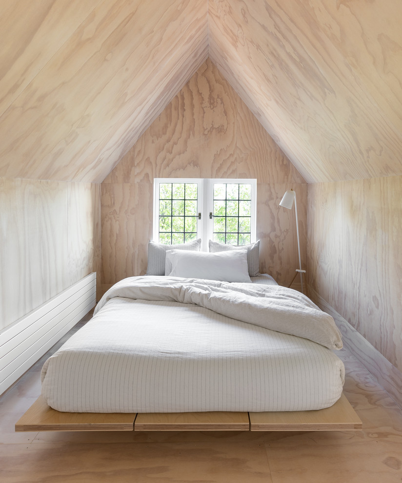 Modernes Schlafzimmer mit beiger Wandfarbe, hellem Holzboden und beigem Boden in Seattle