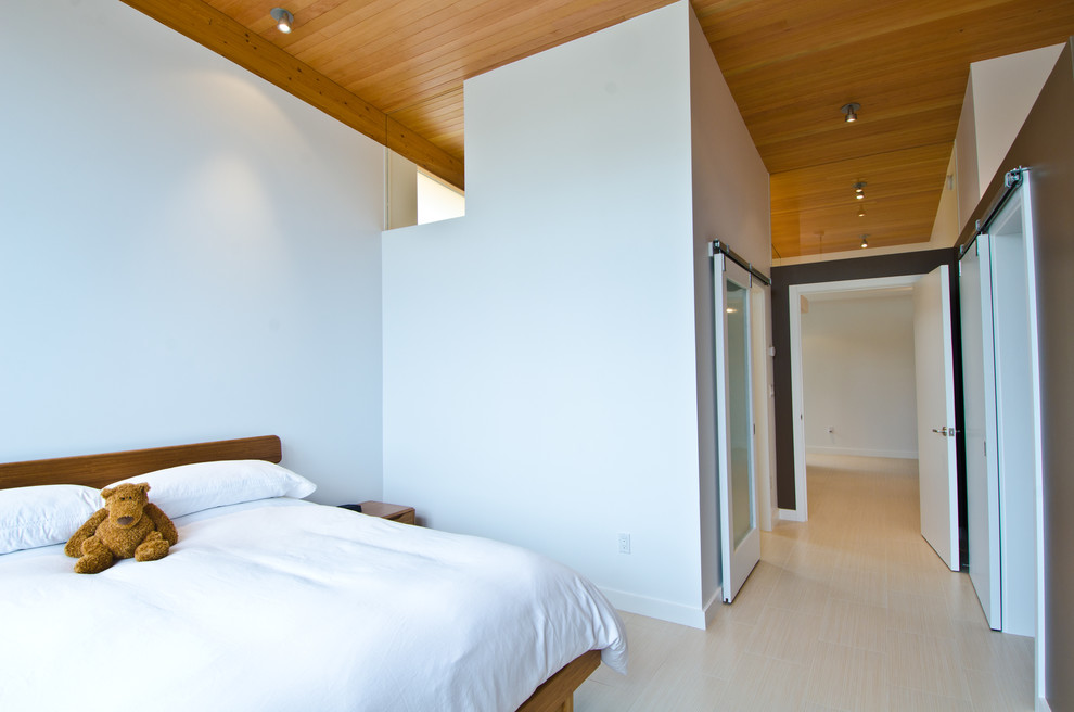 Imagen de habitación de invitados contemporánea grande sin chimenea con paredes blancas