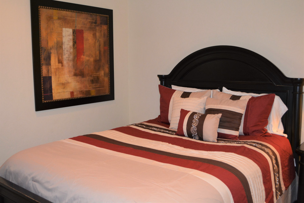 Идея дизайна: маленькая гостевая спальня (комната для гостей) в современном стиле с белыми стенами, ковровым покрытием и разноцветным полом для на участке и в саду
