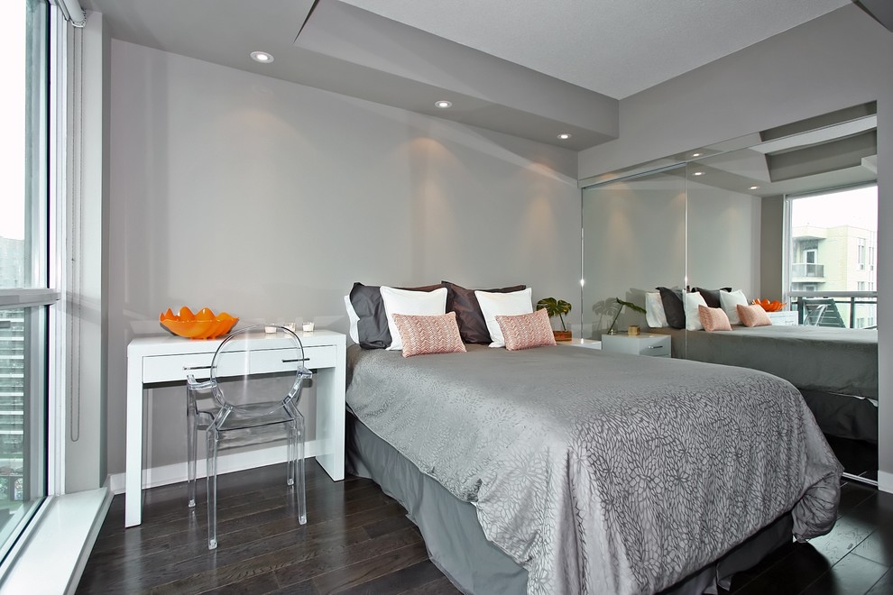 Идея дизайна: маленькая гостевая спальня (комната для гостей) в современном стиле с серыми стенами и темным паркетным полом без камина для на участке и в саду