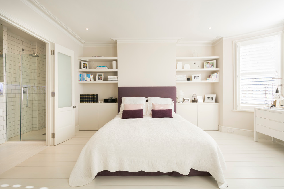 ロンドンにある広いトランジショナルスタイルのおしゃれな寝室のインテリア