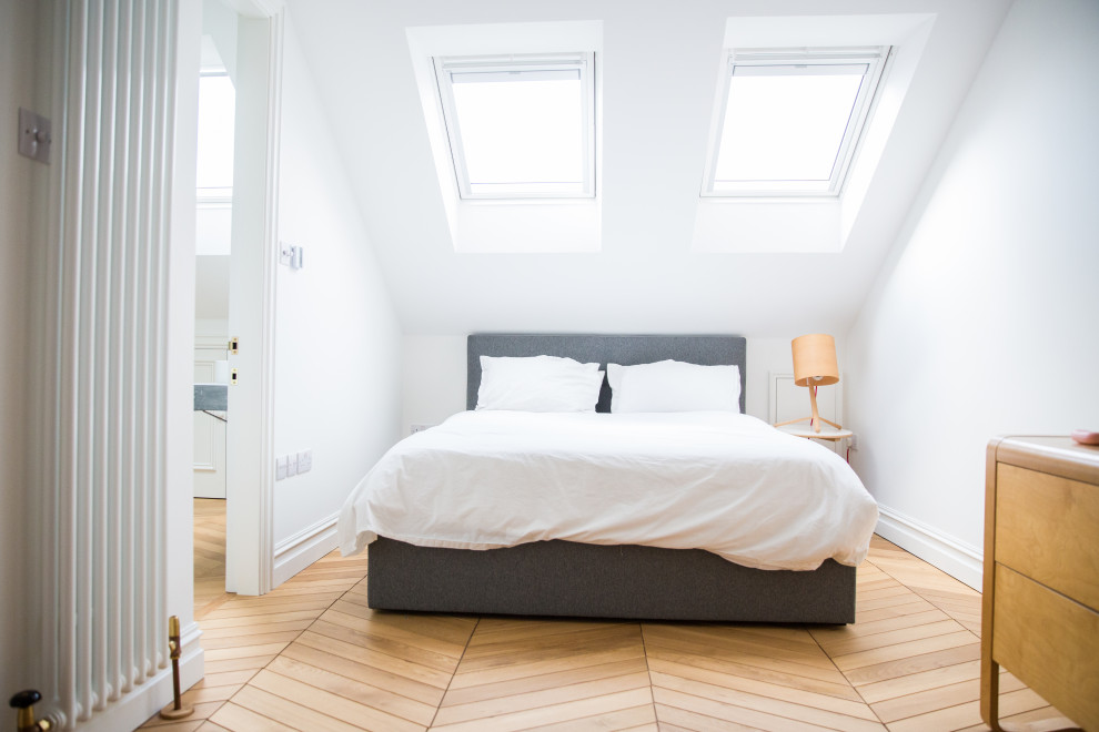 Стильный дизайн: гостевая спальня среднего размера, (комната для гостей) в стиле модернизм с зелеными стенами, светлым паркетным полом и коричневым полом - последний тренд