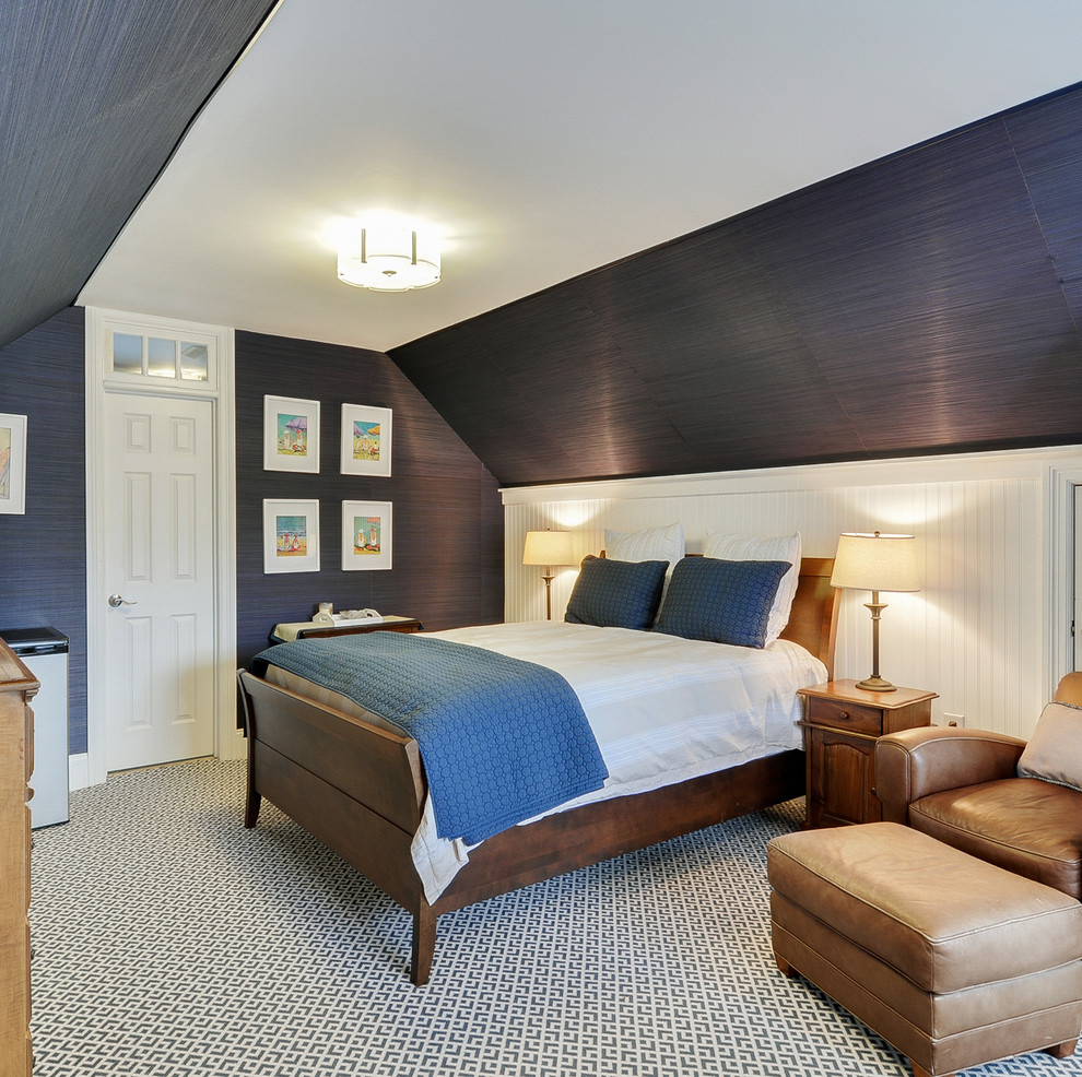 Foto de dormitorio clásico con paredes azules, moqueta y suelo multicolor