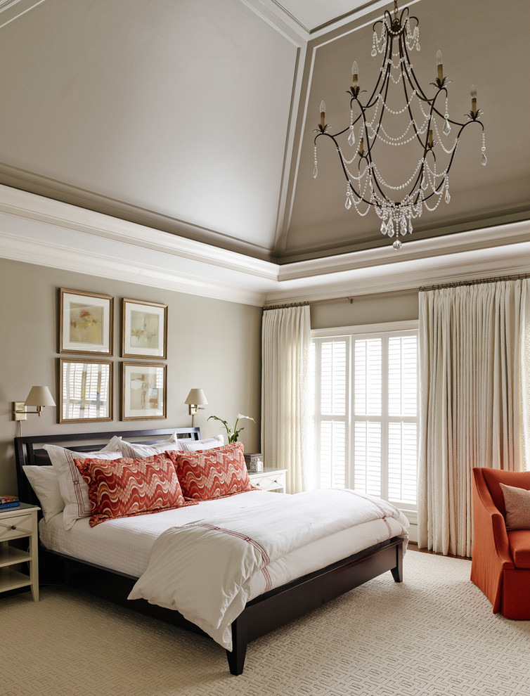 シャーロットにあるトラディショナルスタイルのおしゃれな寝室 (グレーの壁、照明)