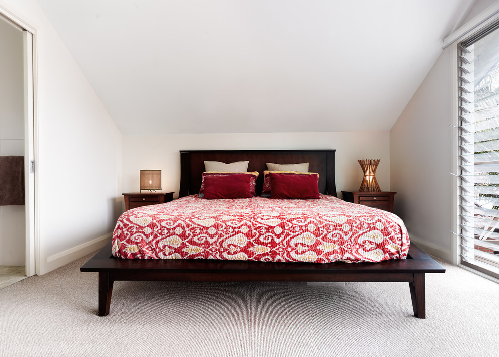 Свежая идея для дизайна: хозяйская спальня среднего размера в современном стиле с белыми стенами и ковровым покрытием - отличное фото интерьера