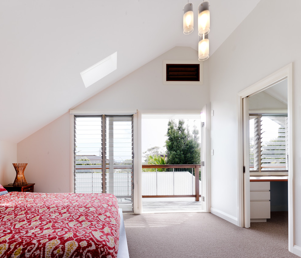 На фото: хозяйская спальня среднего размера в современном стиле с белыми стенами и ковровым покрытием с