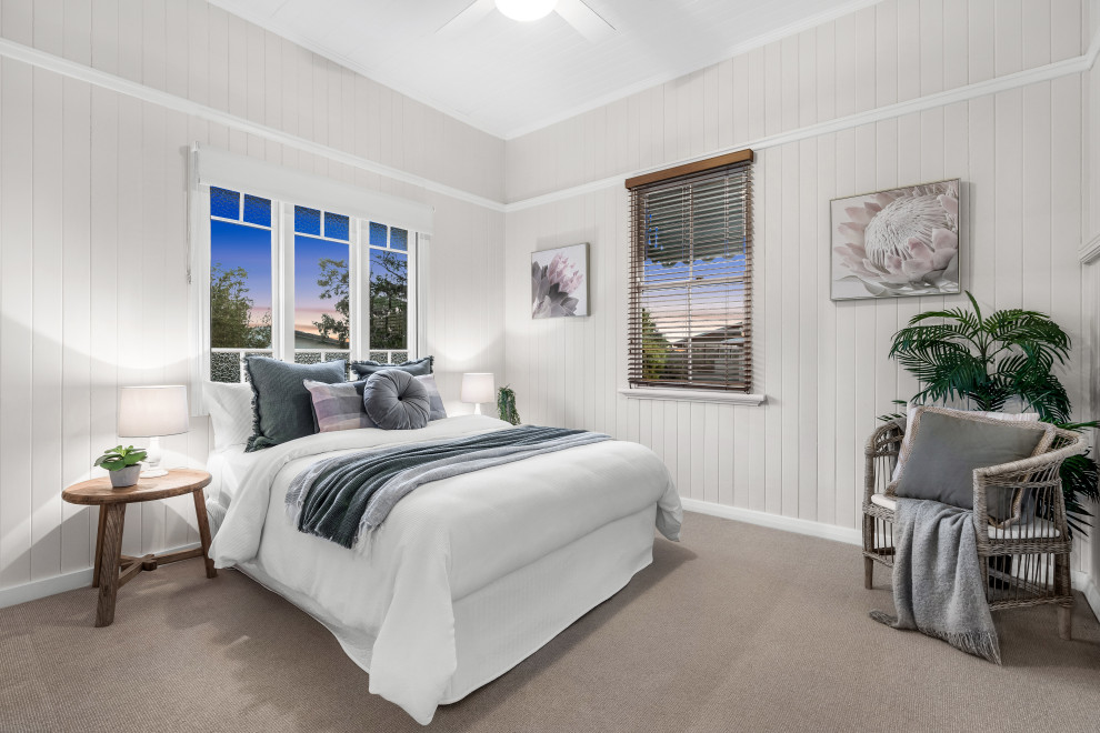 Maritimes Schlafzimmer mit Holzdielenwänden und Holzdielendecke in Brisbane