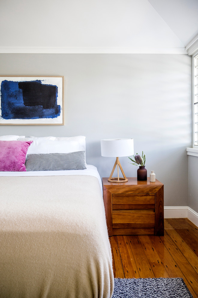 Источник вдохновения для домашнего уюта: большая хозяйская спальня в современном стиле с серыми стенами и паркетным полом среднего тона