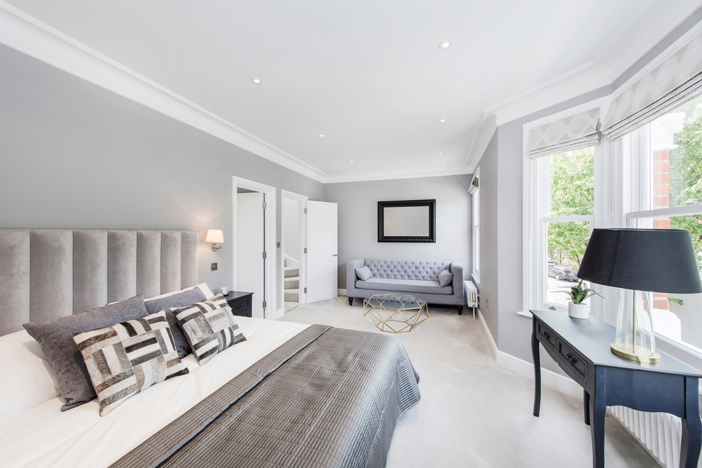 Источник вдохновения для домашнего уюта: большая хозяйская спальня в современном стиле с серыми стенами, ковровым покрытием и бежевым полом без камина