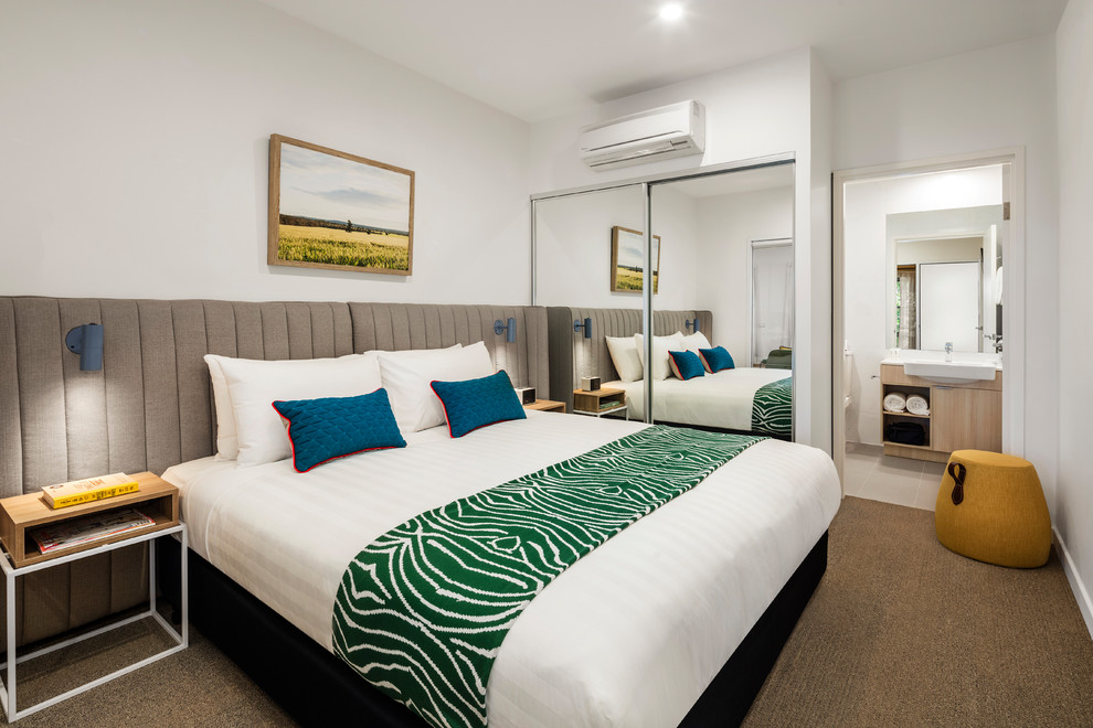 Стильный дизайн: спальня среднего размера в стиле модернизм с белыми стенами, ковровым покрытием и коричневым полом - последний тренд