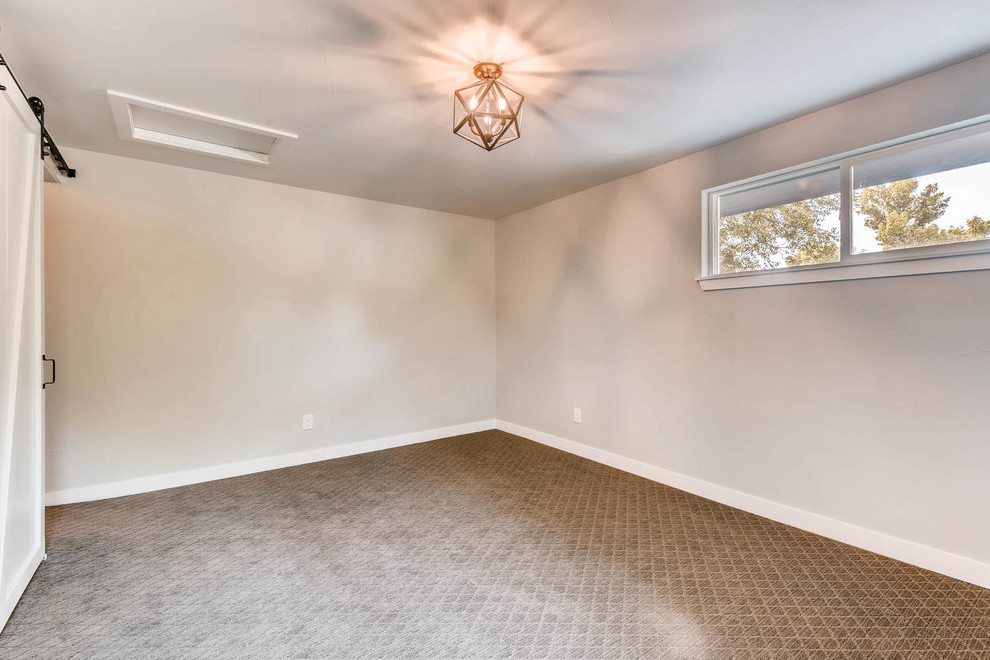 Mittelgroßes Country Gästezimmer ohne Kamin mit grauer Wandfarbe, Teppichboden und grauem Boden in Denver