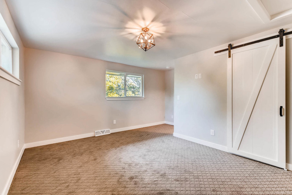 Mittelgroßes Landhaus Gästezimmer ohne Kamin mit grauer Wandfarbe, Teppichboden und grauem Boden in Denver