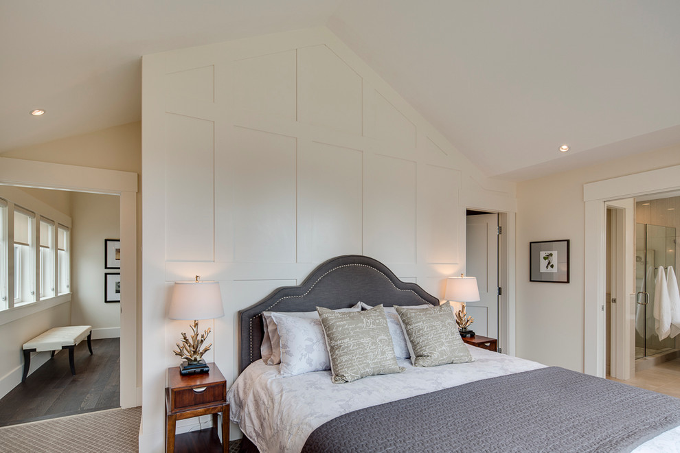 Ejemplo de dormitorio principal clásico renovado grande sin chimenea con paredes blancas y moqueta