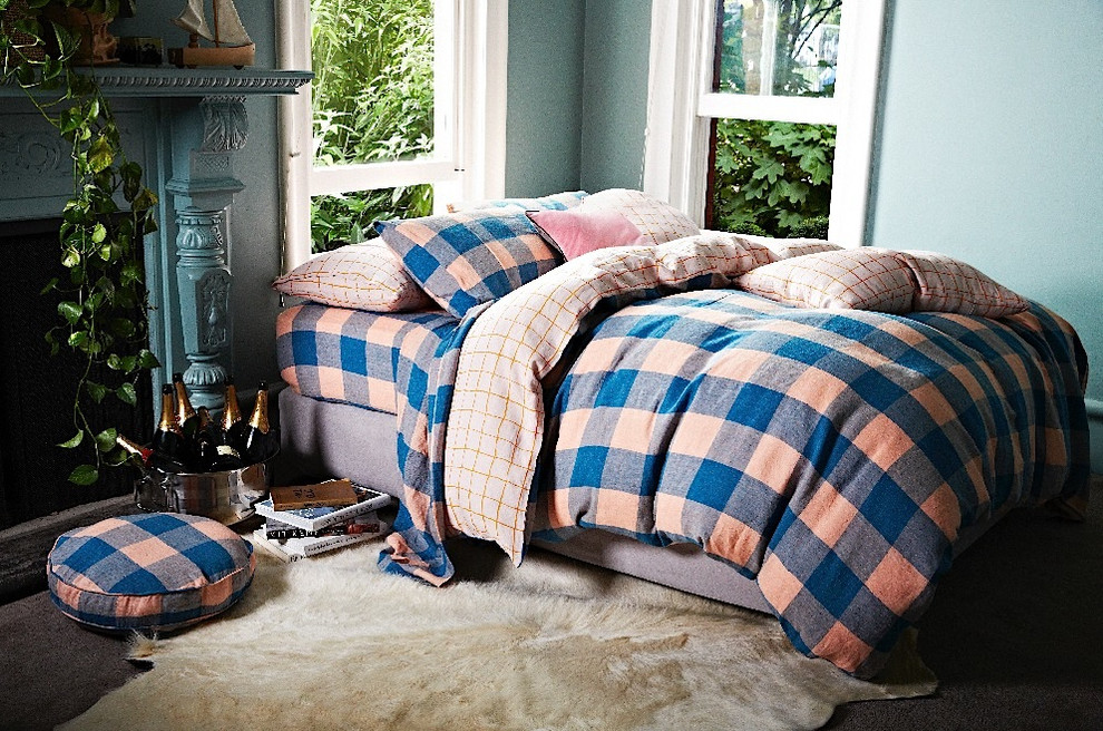 Inspiration pour une chambre design de taille moyenne avec un mur bleu, une cheminée standard et un manteau de cheminée en plâtre.