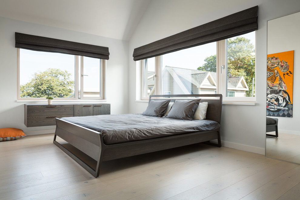 Стильный дизайн: хозяйская спальня среднего размера в современном стиле с бежевыми стенами, деревянным полом и кроватью в нише - последний тренд