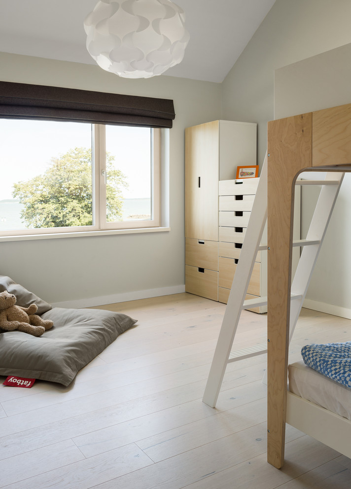 На фото: спальня среднего размера в современном стиле с бежевыми стенами и деревянным полом с