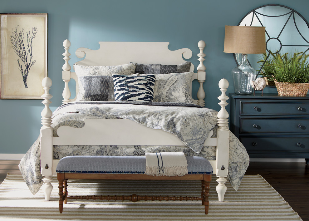 Свежая идея для дизайна: хозяйская спальня среднего размера в морском стиле с синими стенами, темным паркетным полом и коричневым полом без камина - отличное фото интерьера