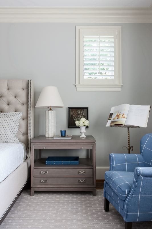 Modelo de dormitorio principal tradicional de tamaño medio con paredes azules y moqueta
