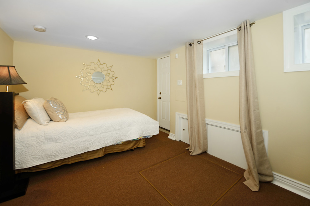 Esempio di una camera degli ospiti minimal con pareti bianche e parquet chiaro