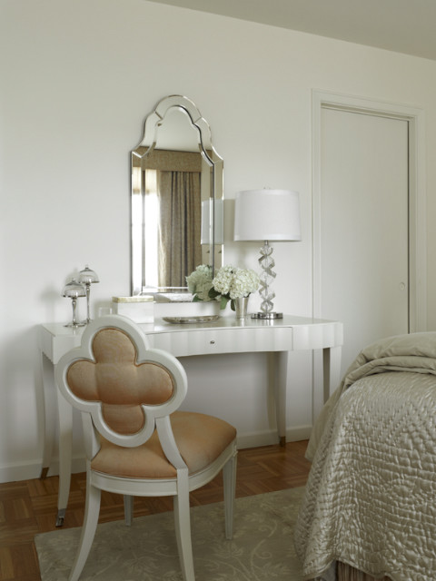 Foto de habitación de invitados contemporánea de tamaño medio con paredes blancas y suelo de madera clara