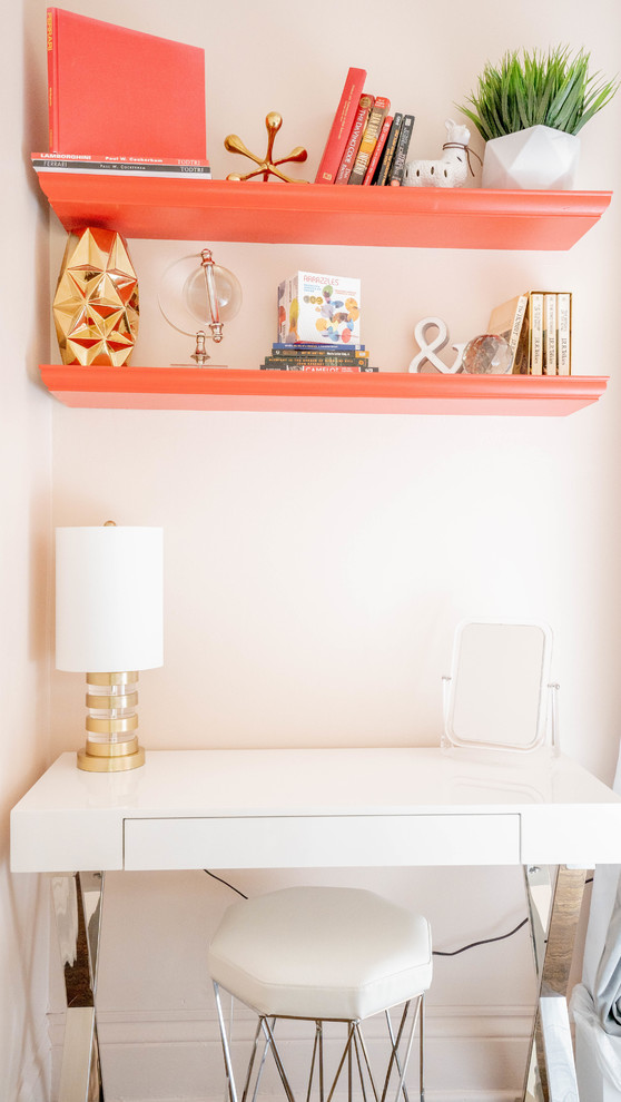 Imagen de habitación de invitados clásica renovada pequeña con paredes rosas, suelo de madera clara y suelo marrón