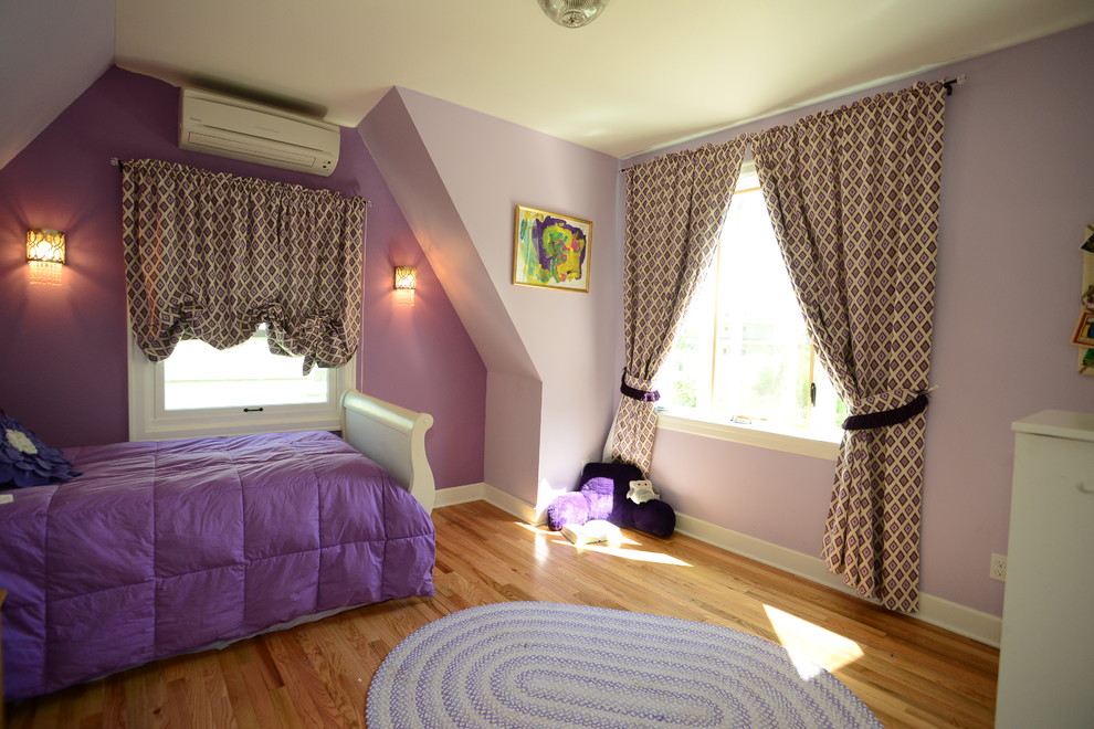 Idee per una camera da letto american style con pareti viola e parquet scuro