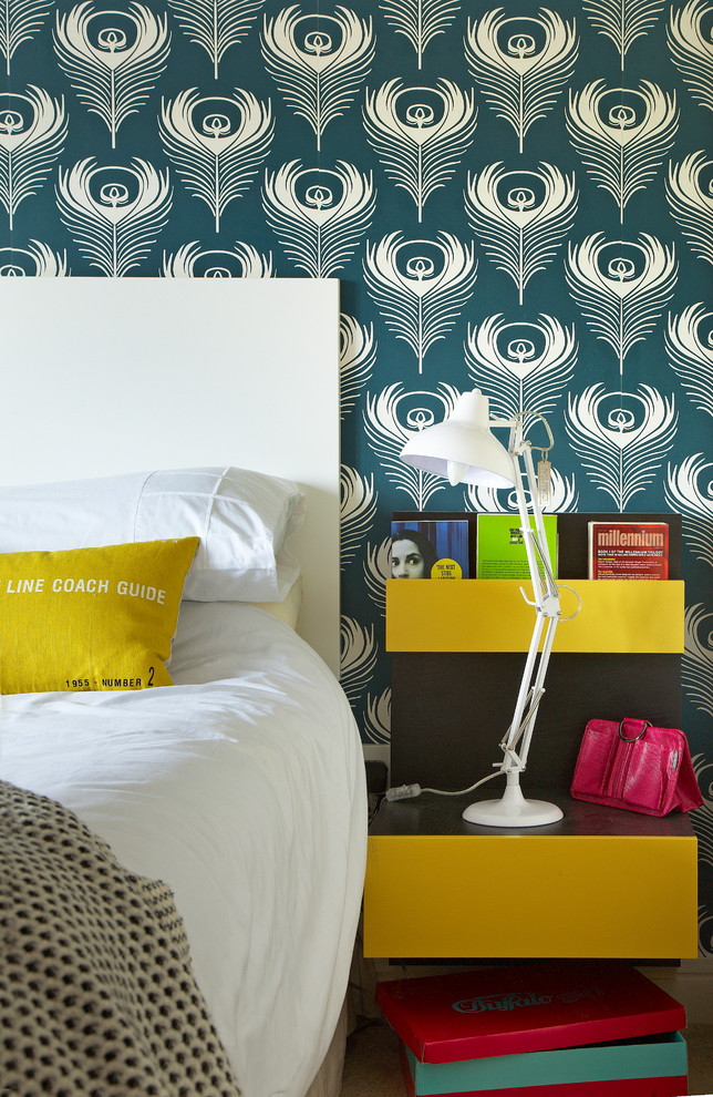 Ispirazione per una camera da letto boho chic con pareti multicolore