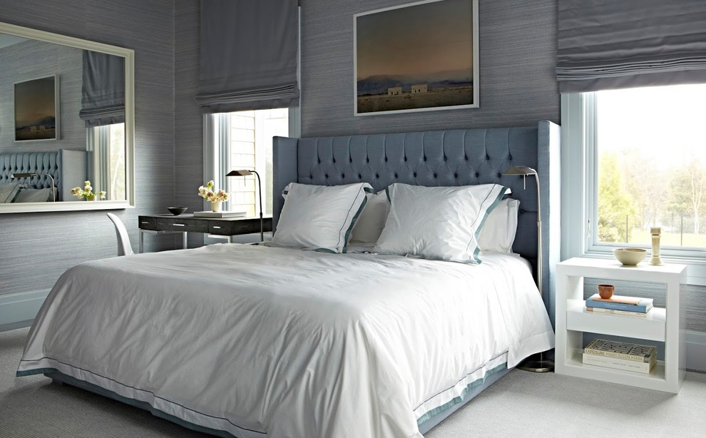 Источник вдохновения для домашнего уюта: большая гостевая спальня (комната для гостей) в морском стиле с серыми стенами, ковровым покрытием и белым полом без камина