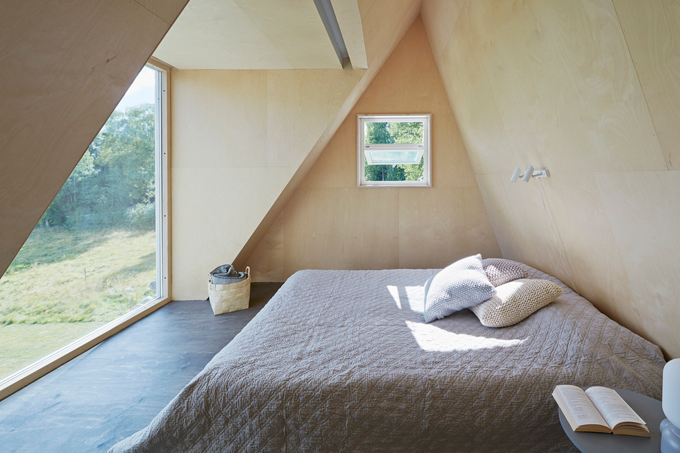 Стильный дизайн: хозяйская спальня среднего размера в скандинавском стиле с бежевыми стенами - последний тренд