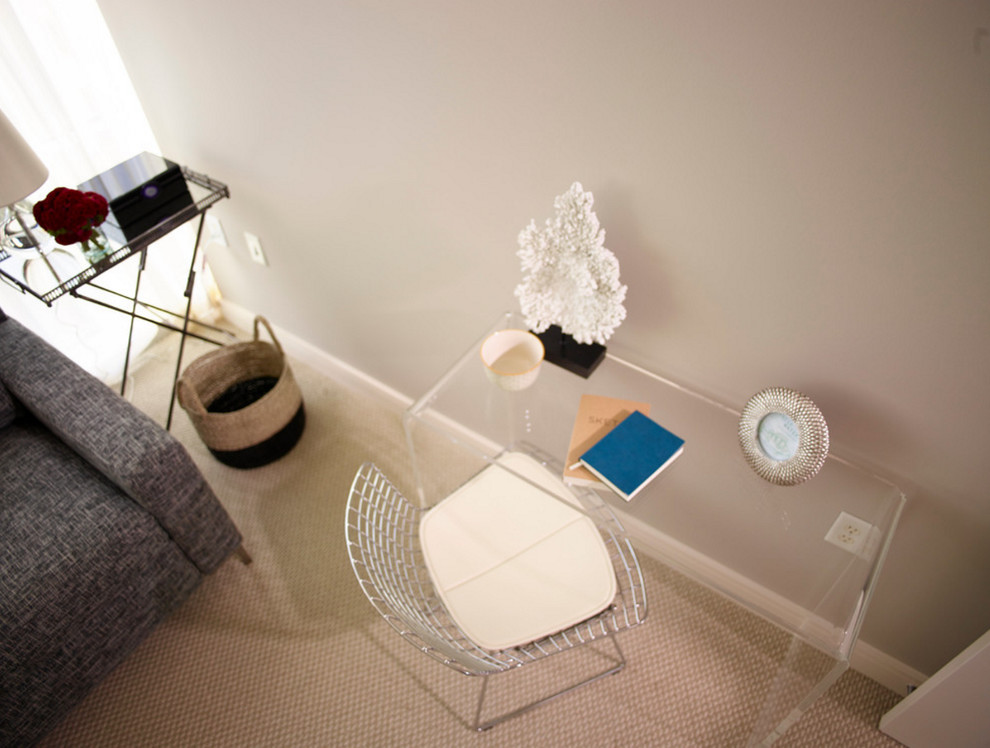 Kleines Modernes Gästezimmer mit beiger Wandfarbe und Teppichboden in Washington, D.C.