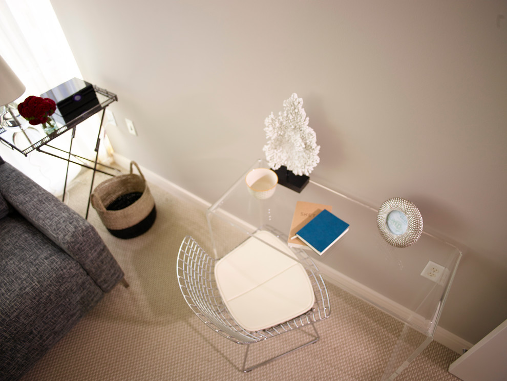 Immagine di una piccola camera degli ospiti design con pareti beige e moquette
