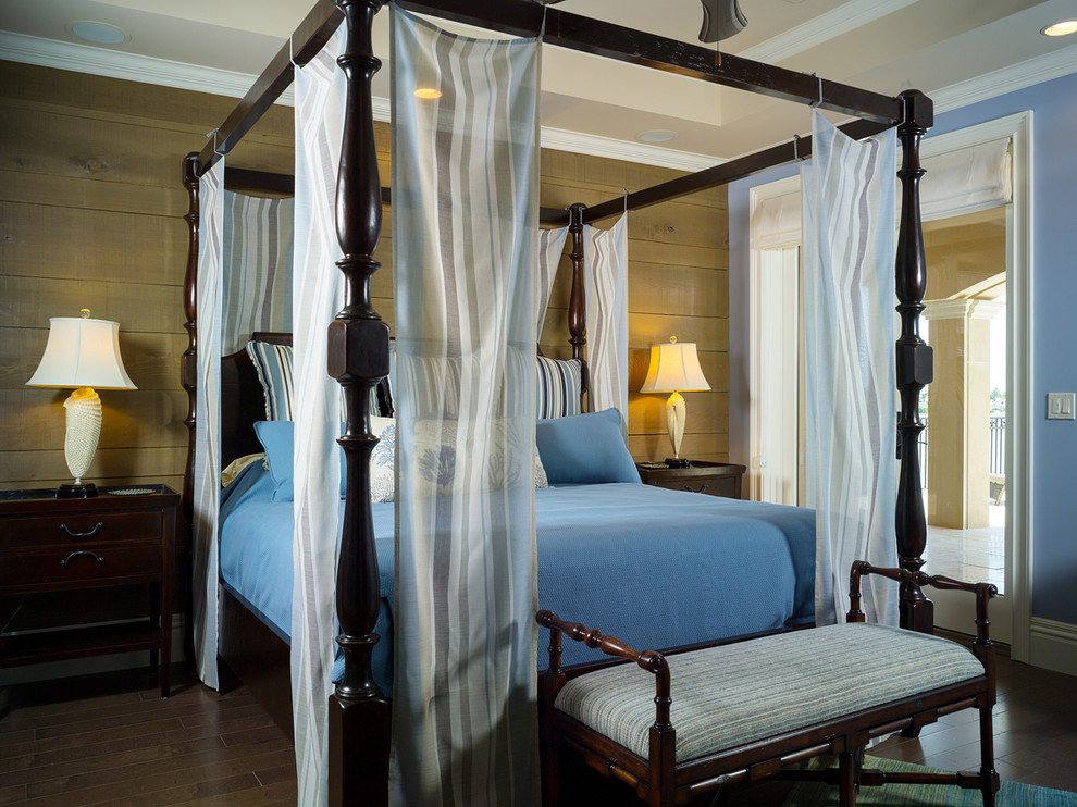 Imagen de dormitorio tradicional con paredes azules y suelo de madera oscura