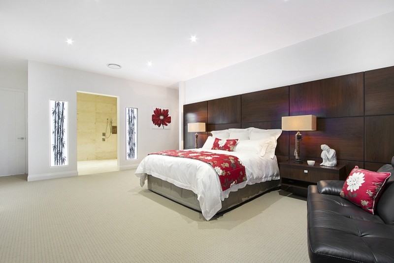 ブリスベンにある巨大なアジアンスタイルのおしゃれな主寝室 (白い壁、カーペット敷き、ベージュの床) のレイアウト