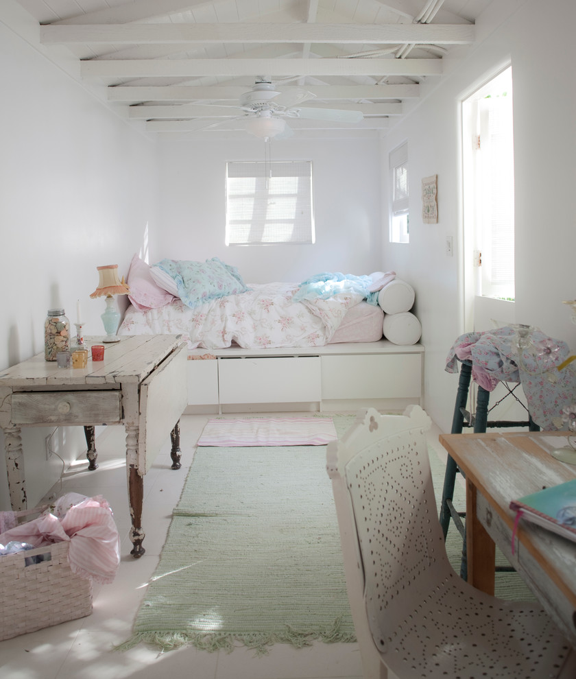 На фото: спальня среднего размера в стиле шебби-шик с белыми стенами
