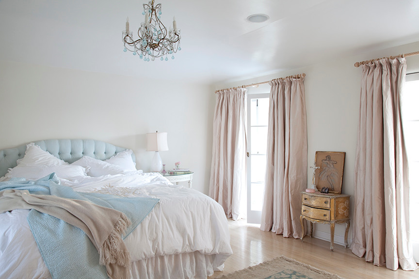 Стильный дизайн: спальня в стиле шебби-шик с белыми стенами и светлым паркетным полом - последний тренд