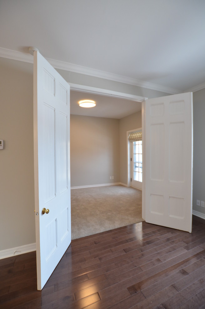 Kleines Modernes Hauptschlafzimmer ohne Kamin mit grauer Wandfarbe, Teppichboden und grauem Boden in Ottawa