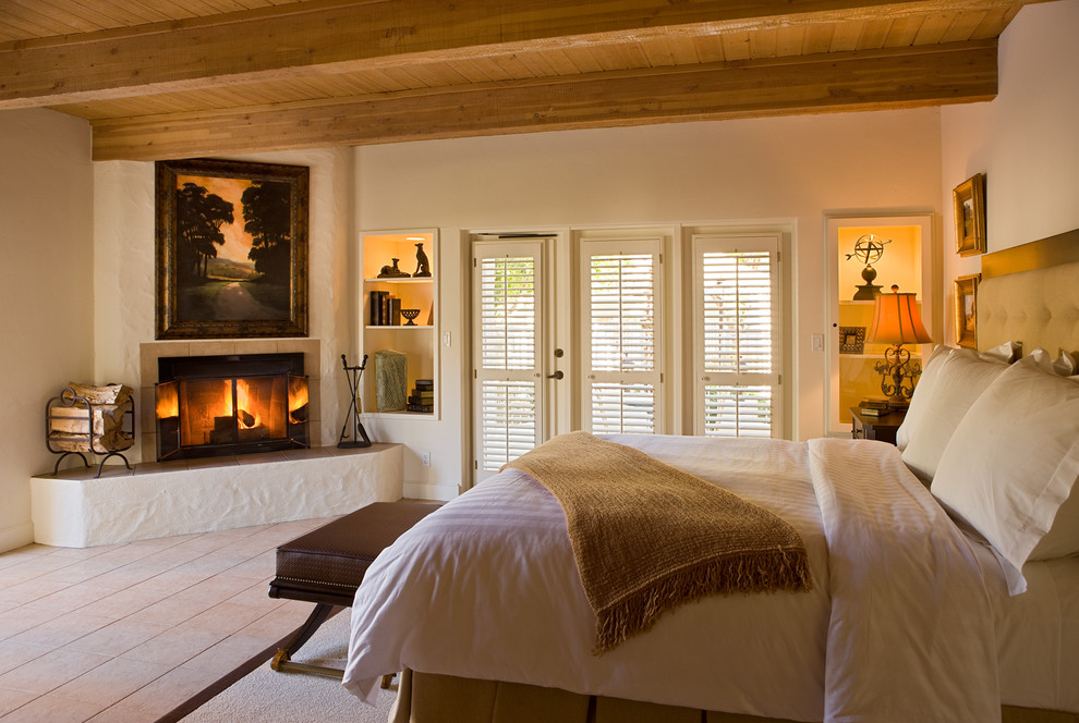 Источник вдохновения для домашнего уюта: спальня в классическом стиле с угловым камином и белыми стенами