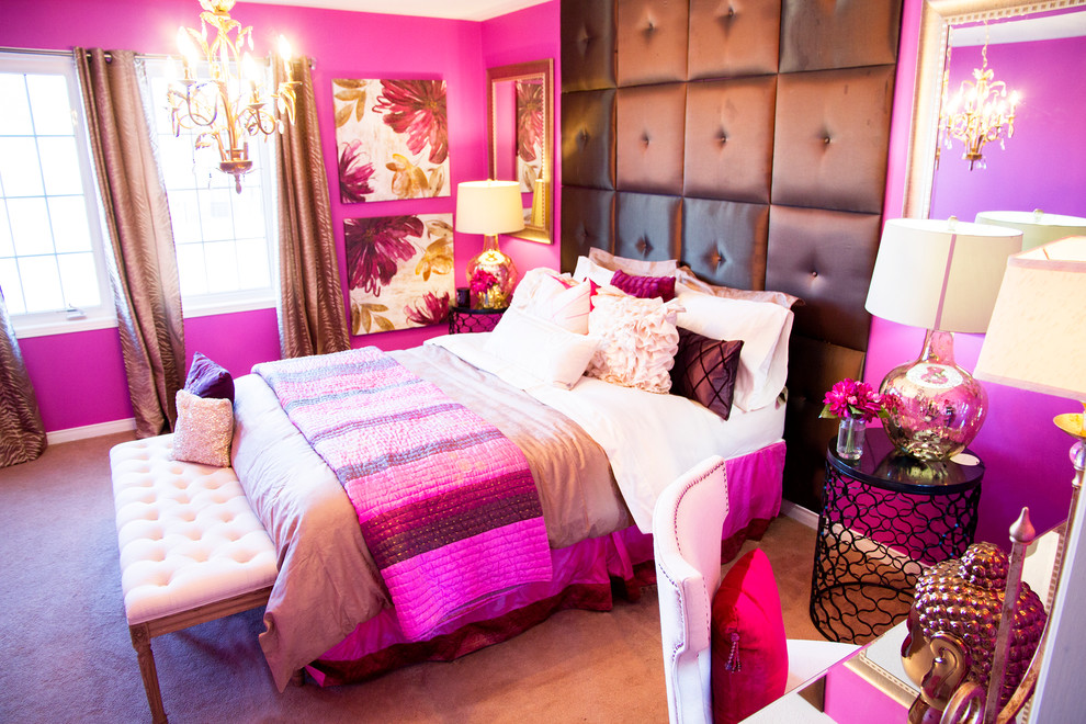 Стильный дизайн: гостевая спальня среднего размера, (комната для гостей) в стиле фьюжн с розовыми стенами и ковровым покрытием без камина - последний тренд