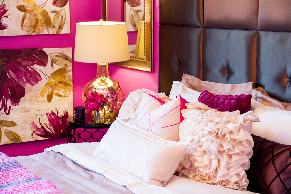 Idée de décoration pour une chambre bohème de taille moyenne avec un mur rose et aucune cheminée.
