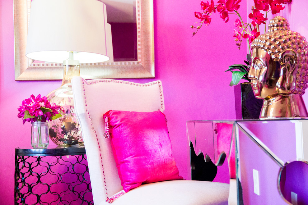 Свежая идея для дизайна: гостевая спальня среднего размера, (комната для гостей) в стиле фьюжн с розовыми стенами и ковровым покрытием без камина - отличное фото интерьера